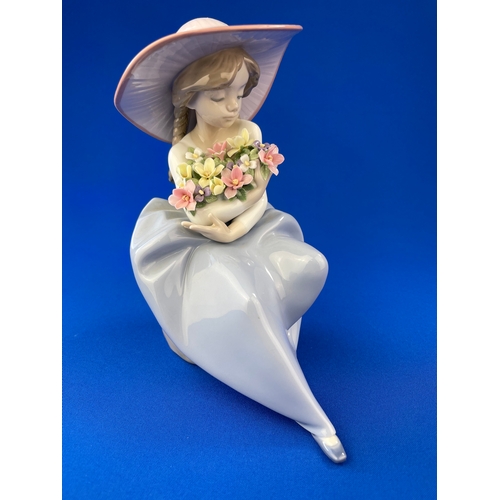 44 - Lladro 5862 Fragrant Bouquet Figurine No Damage