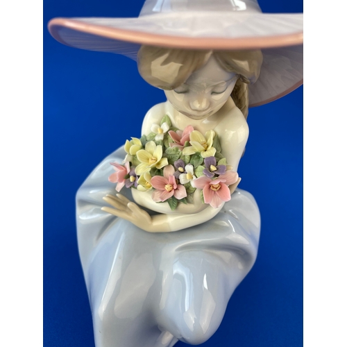 44 - Lladro 5862 Fragrant Bouquet Figurine No Damage