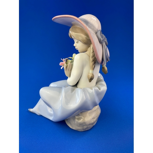 44 - Lladro 5862 Fragrant Bouquet Figurine No Damage