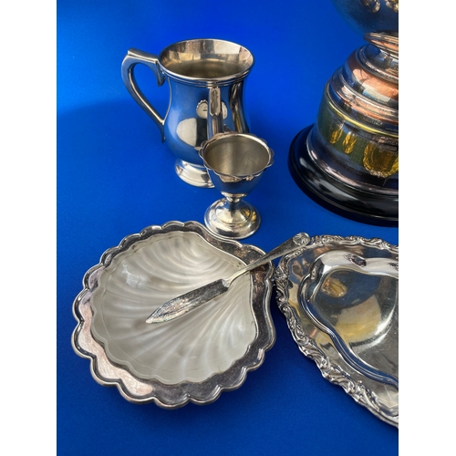 225 - Quality Group of EPNS Items Inc. Large Trophy.