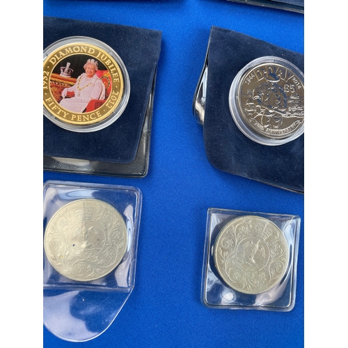 86 - Collectable Coins & Currency Inc. 2014 D-day £5 Coin & Uncirculated 2004 Coins.