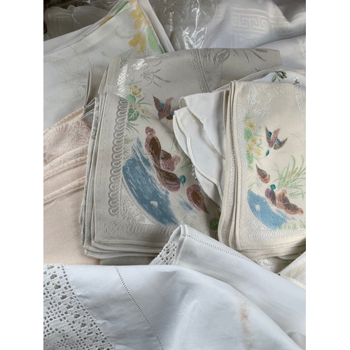 412 - Large Quantity Of Quality Vintage Linens, Table Cloths & Napkins Etc.