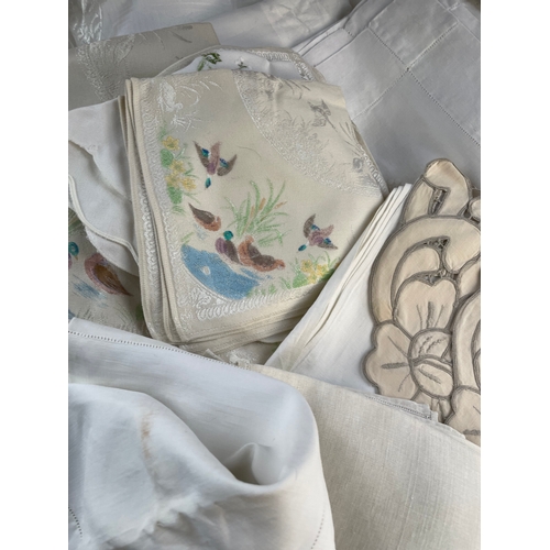 412 - Large Quantity Of Quality Vintage Linens, Table Cloths & Napkins Etc.