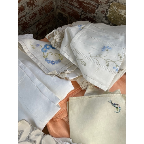 412 - Large Quantity Of Quality Vintage Linens, Table Cloths & Napkins Etc.