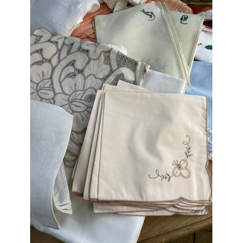 412 - Large Quantity Of Quality Vintage Linens, Table Cloths & Napkins Etc.