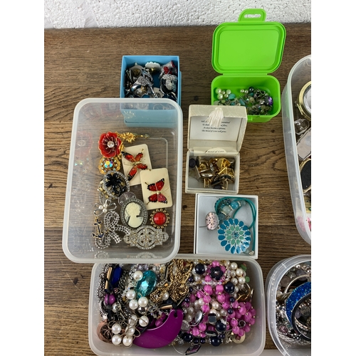 104A - Large Collection of Costume Jewellery, Brooches, Rings, Necklace, Compacts, Vanity Items etc.