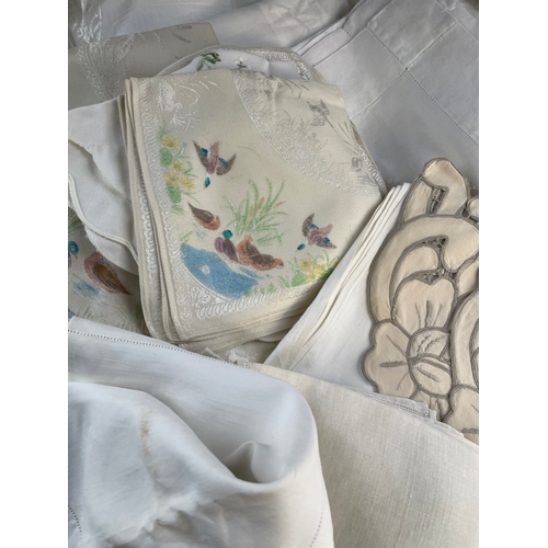 471 - Large Quantity Of Quality Vintage Linens, Table Cloths & Napkins Etc.