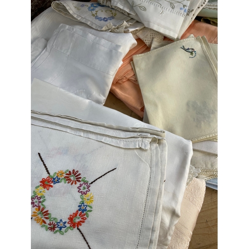 471 - Large Quantity Of Quality Vintage Linens, Table Cloths & Napkins Etc.