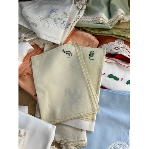 471 - Large Quantity Of Quality Vintage Linens, Table Cloths & Napkins Etc.