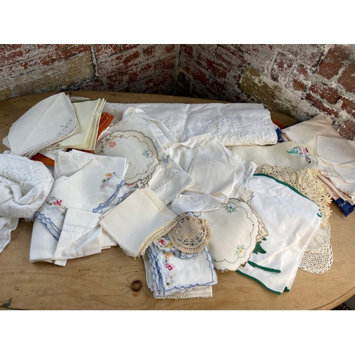 472 - Good Quantity Of Quality Vintage Linens, Table Cloths & Napkins Etc.