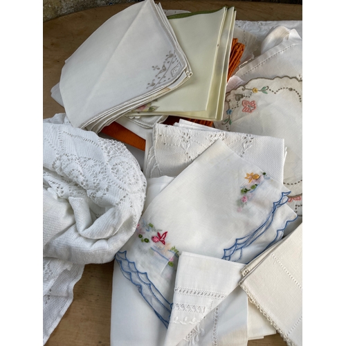 472 - Good Quantity Of Quality Vintage Linens, Table Cloths & Napkins Etc.