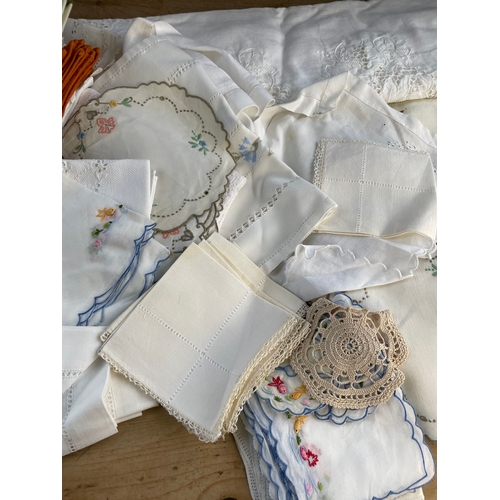 472 - Good Quantity Of Quality Vintage Linens, Table Cloths & Napkins Etc.