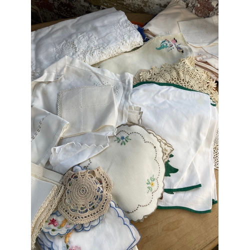 472 - Good Quantity Of Quality Vintage Linens, Table Cloths & Napkins Etc.