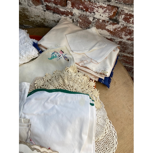472 - Good Quantity Of Quality Vintage Linens, Table Cloths & Napkins Etc.