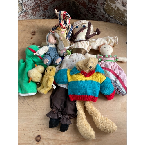 422 - Vintage Rag Tolls & Soft Toys Inc. Gordon The Gofer Puppet.