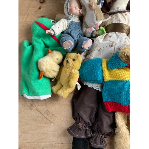 422 - Vintage Rag Tolls & Soft Toys Inc. Gordon The Gofer Puppet.