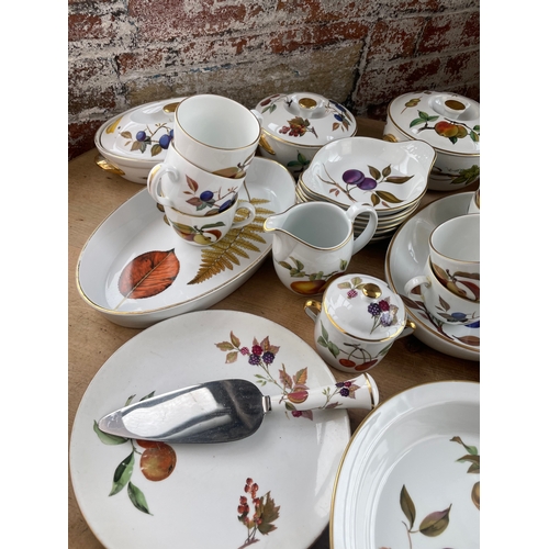 219 - 68pc Royal Worcester Evesham Tableware