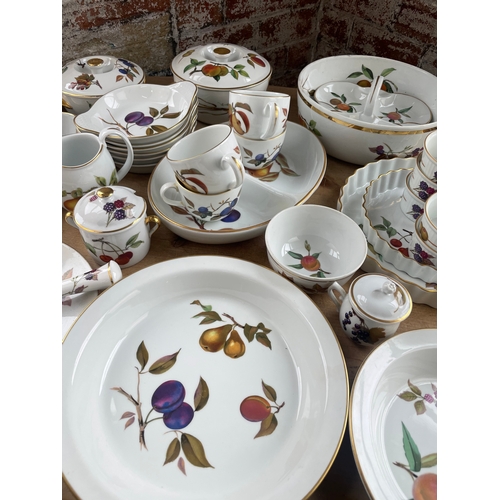 219 - 68pc Royal Worcester Evesham Tableware