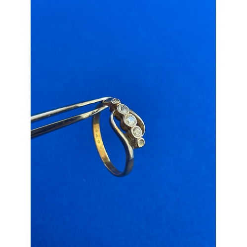 33 - 18ct Gold & Diamond Ring 2.84g Size O