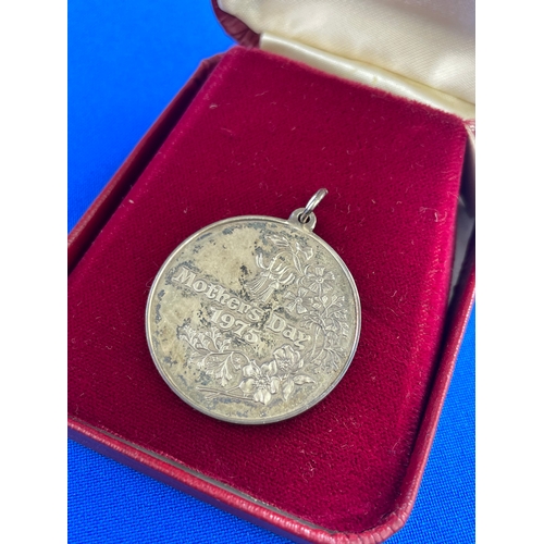 27 - Hallmarked Silver Mothersday Medal 1975. 14g