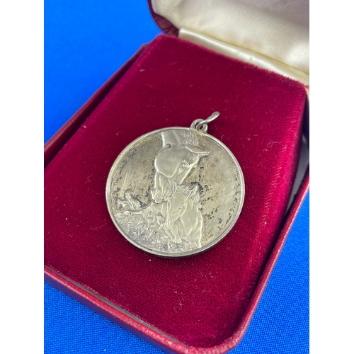 27 - Hallmarked Silver Mothersday Medal 1975. 14g