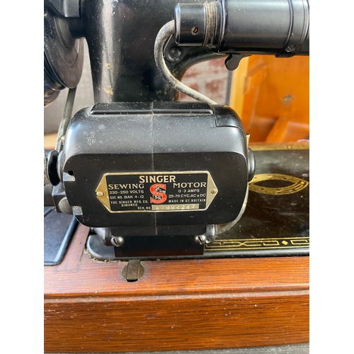 130 - Electric Singer Sewing Machine Model 99k. With Lamp Attachment, Quality Case & Accessories.