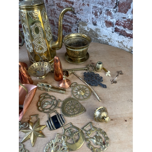 135 - Large Quantity Of Brass & Copper Items. Inc. Horse Brasses