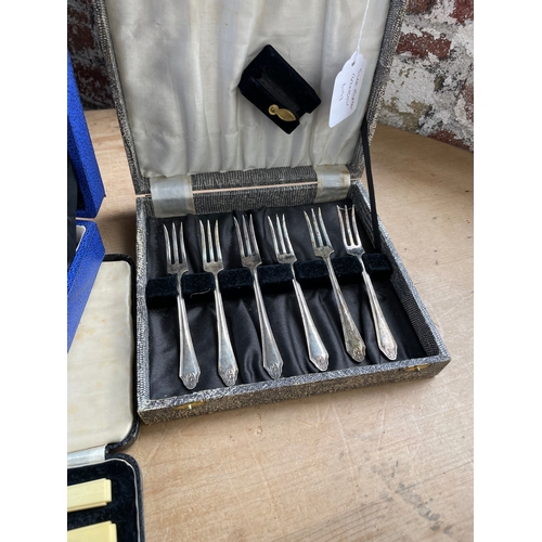 303 - Good Quality Vintage Flatware