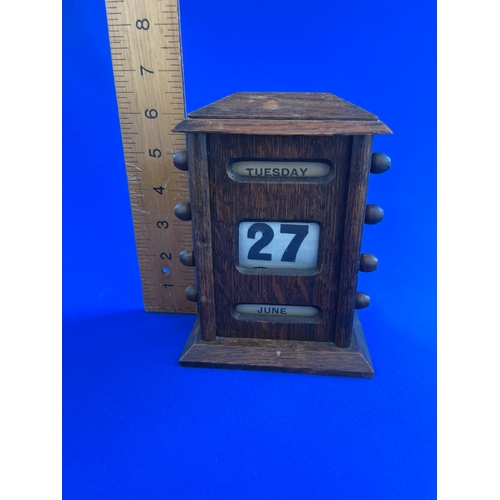 184 - Edwardian Oak Perpetual Desk Calendar