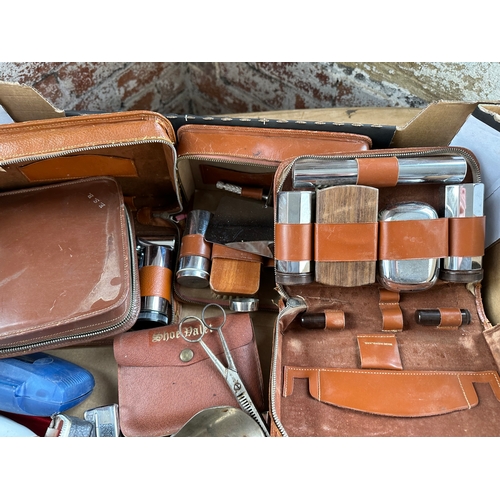 197 - Quantity Of Vintage Mens Vanity Sets & Razors