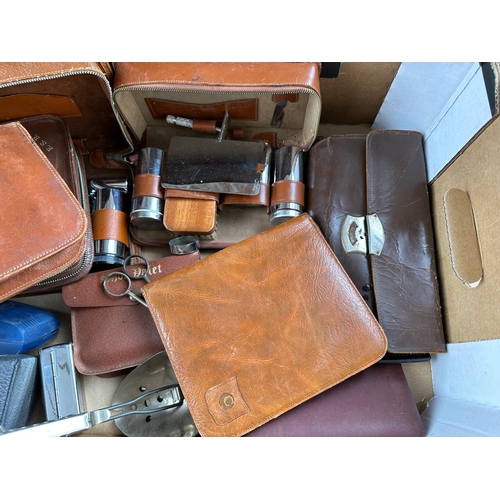 197 - Quantity Of Vintage Mens Vanity Sets & Razors