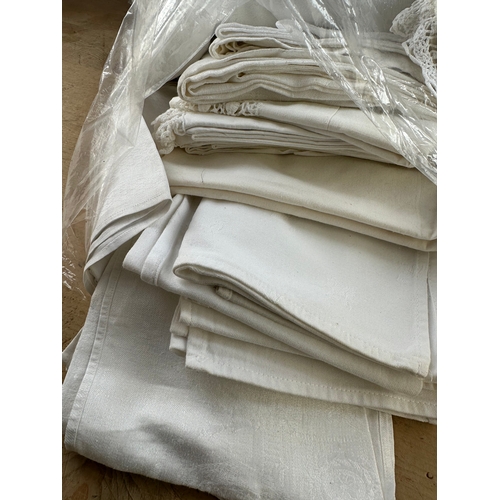 431 - Quantity Of Good Quality Vintage Linen