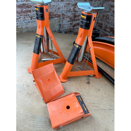 381 - Halfords 2 Tonne Trolley Jack With Axel Stands & Wheel Chocks