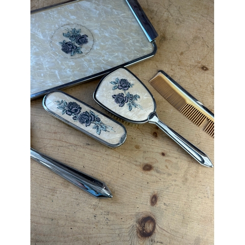 138 - Pretty Vintage Dressing Table Set