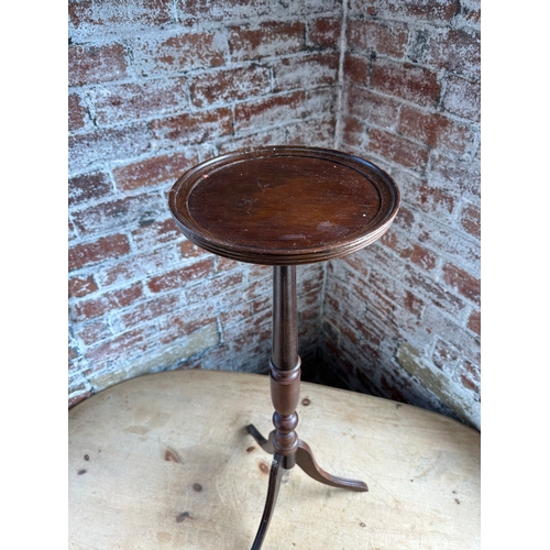 471 - Elegant Vintage Plant Stand