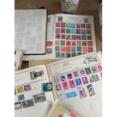 32 - Large Quantity Of British & Worldwide Stamps, Loose & Catalogued