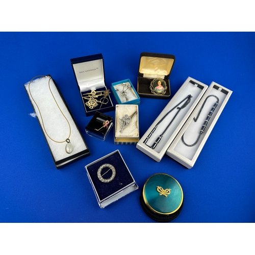 22 - Group Of Jewellery Items Inc. Vintage Brooches