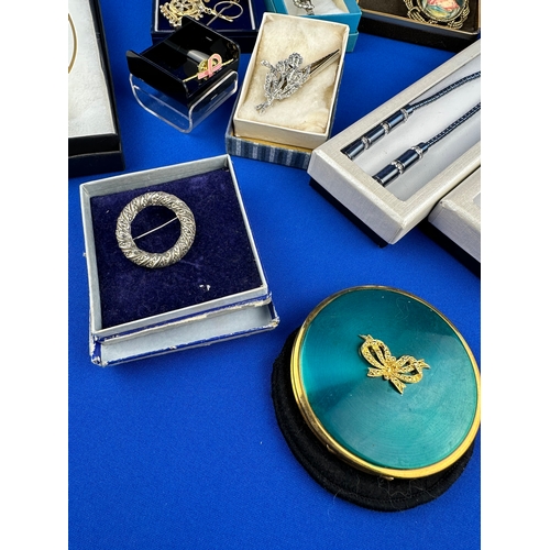 22 - Group Of Jewellery Items Inc. Vintage Brooches