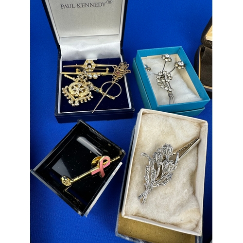 22 - Group Of Jewellery Items Inc. Vintage Brooches