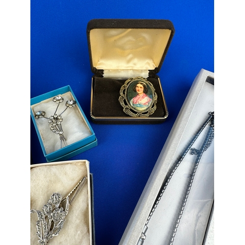 22 - Group Of Jewellery Items Inc. Vintage Brooches