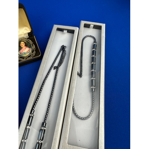 22 - Group Of Jewellery Items Inc. Vintage Brooches