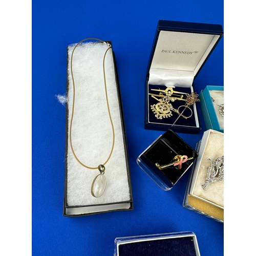 22 - Group Of Jewellery Items Inc. Vintage Brooches