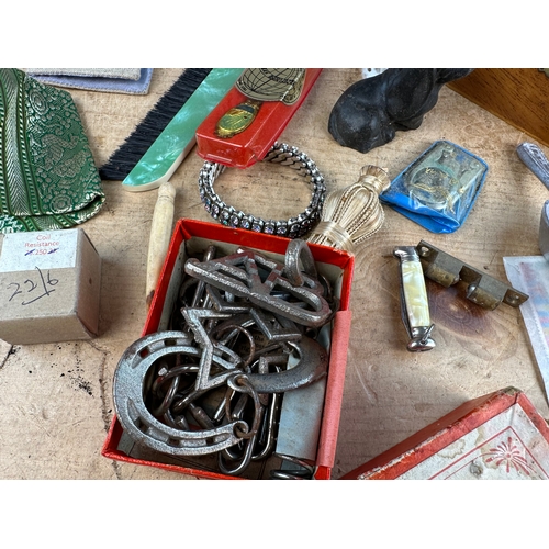 255 - Small Collectables inc. Vintage Metal Puzzle Toys.