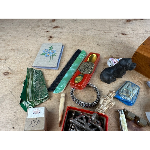 255 - Small Collectables inc. Vintage Metal Puzzle Toys.