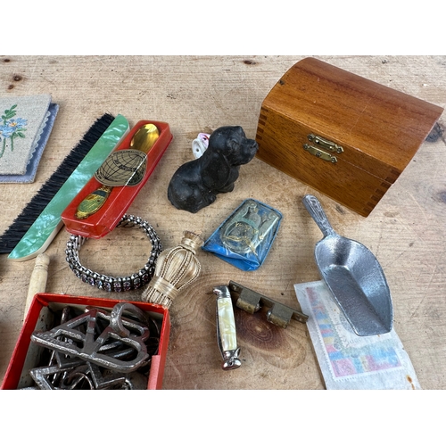 255 - Small Collectables inc. Vintage Metal Puzzle Toys.