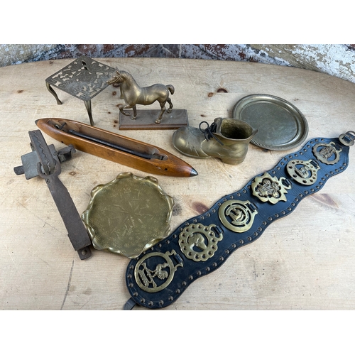 274 - Collectables inc. Vintage Animal Trap, Horse Brasses & Other Metalware Items.