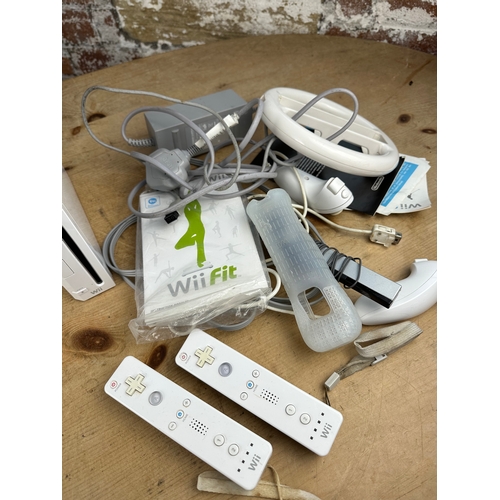 368 - Wii Console with Wii Fit Board, Controllers, Leads & Accessories - Working