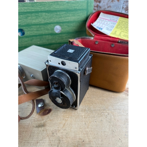 312 - Vintage Cameras, Slides & Photography Equipment