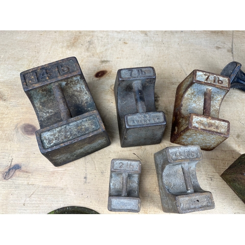 138 - Group of Weights, 14lb, 2x 7lb, 4lb & 2lb with Cobblers Last & other metal items.