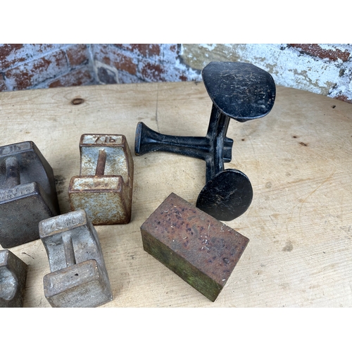 138 - Group of Weights, 14lb, 2x 7lb, 4lb & 2lb with Cobblers Last & other metal items.